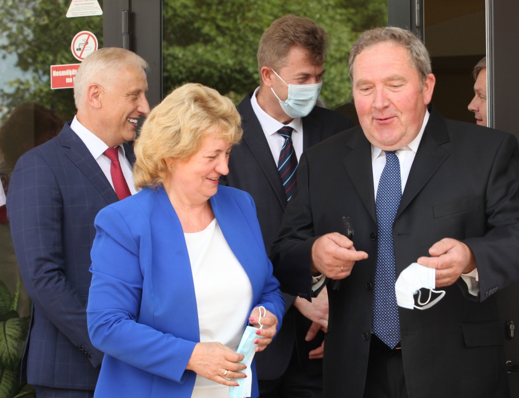 Komisiju sastāvs – pamats domstarpībām. Gulbenes novada domē katrā sēdē izceļas ar opozīcijas deputātu pretestību koalīcijas piedāvātajiem lēmumprojektiem. Sevišķi aktīvi ir deputāti Gunārs Ciglis (no labās) un Normunds Audzišs (no kreisās).
Autors: no “Dzirksteles” arhīva