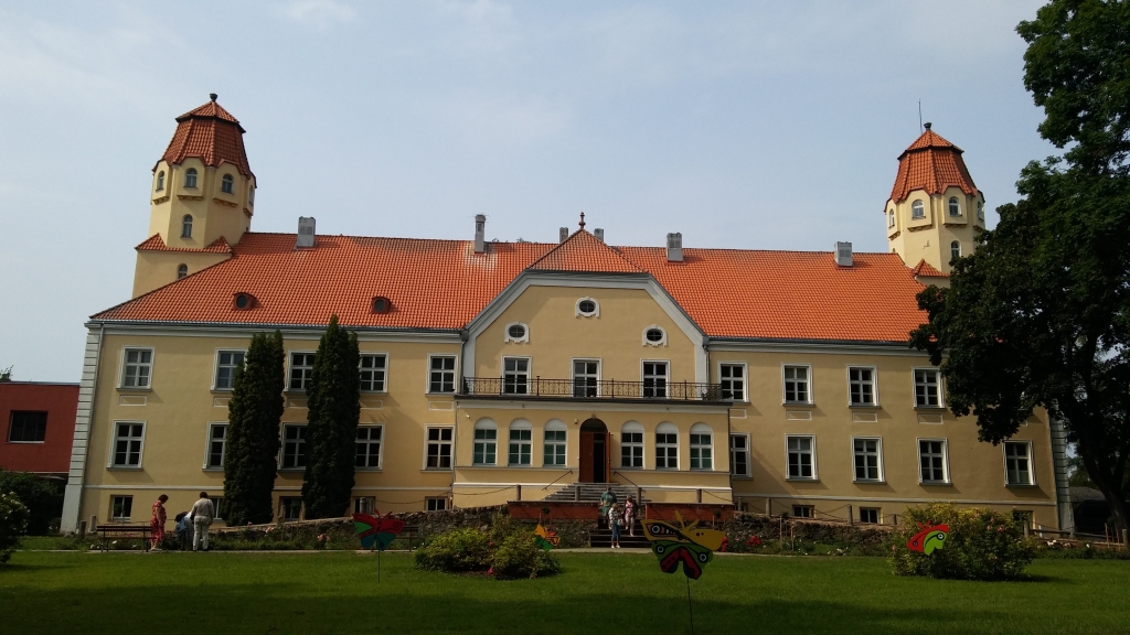 Īpaši pievilcīgu Suntažu muižas ēku padara tornīši, kuriem gan nekādas īpašas funkcijas nav bijis. Uzkāpt var tikai vienā tornītī, jo otrā kāpnes vienkārši nojauktas. 
Autors: Pārsla Konrāde