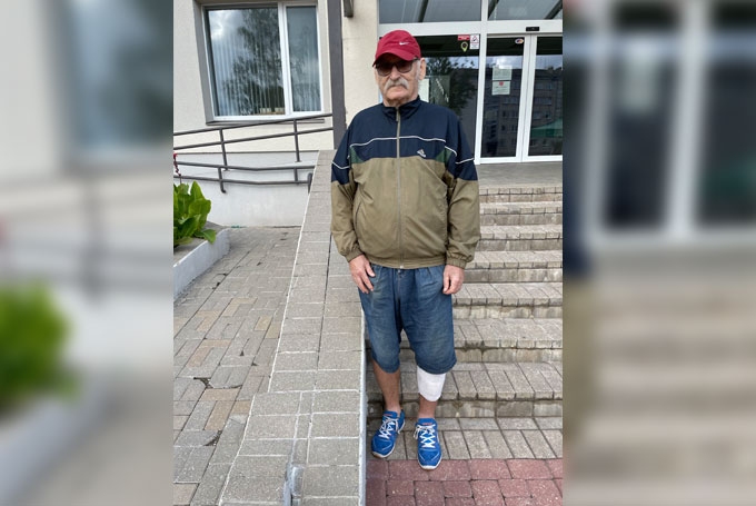 Optimists, kurš pagaidām izvairās smaidīt. “Nav jau par ko priecāties,”  aicināts pasmaidīt, “Dzirkstelei” saka Gunārs Rubenis, kurš pēc izrakstīšanās no slimnīcas pamazām sācis atgriezties savā ikdienā. Pirmais viņa ceļš bijis uz novada bibliotēku Gulbenē. “Bibliotēka ir manas otrās mājas,” saka Gunārs.
Autors: Diāna Odumiņa