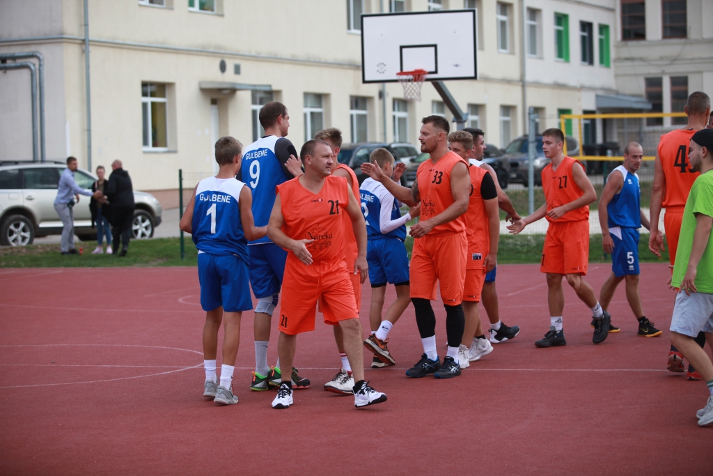 Spēle par trešo vietu starp “Nareku” un “Sporta pārvaldi” beidzās bez pārsteigumiem ar pārliecinošu “Narekas” uzvaru (21:8, 21:13).
Autors: Gatis Bogdanovs