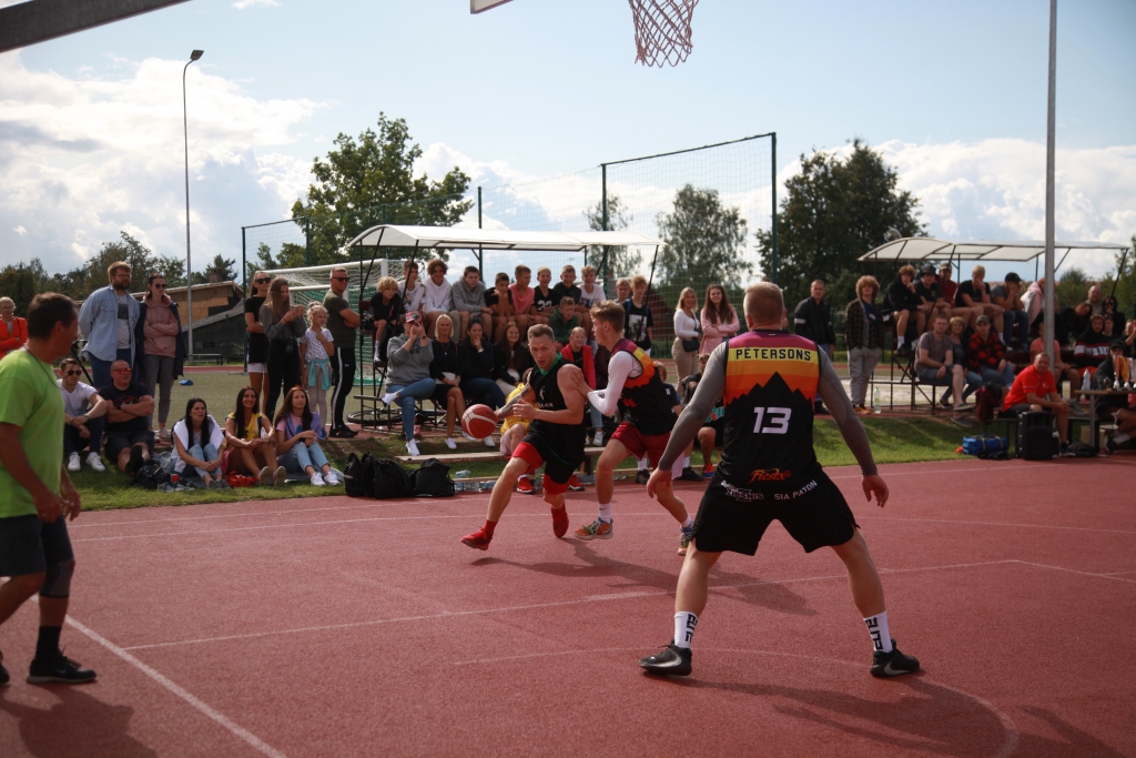 Ar skatītāju un basketbola līdzjutēju aplausiem un ovāciju saucieniem sestdien Gulbenē noslēdzās “Vasaras līgas” finālspēles. Turnīrā piedalījās 12 komandas, kuras mērojās spēkiem jau kopš jūlija sākuma. Attēlā cīņā par zelta medaļām uzbrukumā pret “Prince” spēlētājiem dodas kādreizējais gulbenietis Artis Bakāns no komandas “Laiks izklaidei”.
Autors: Gatis Bogdanovs