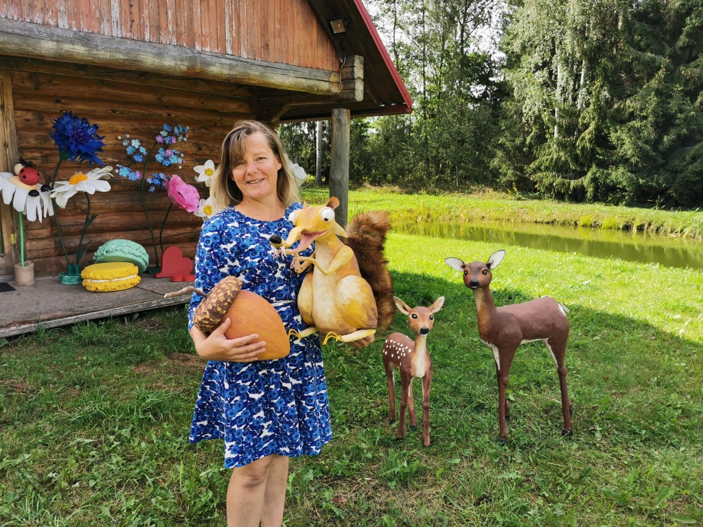 “Man ir liels gandarījums par katru paveikto ideju un par to, ka varu tādā veidā radīt prieku citiem. Vienmēr gribas, lai radītā figūra ir tuvu īstenībai. Uzskatu, ka bērnam sākumā ir nepieciešami pareizie pamati, jo uz tiem viņš vēlāk attīsta savu radošumu. Bērnam svarīgi ieraudzīt, kāda lietai ir pamata forma un krāsa,” uzskata Solvita Kārkliņa.
Autors: Viktorija Slavinska-Kostigova