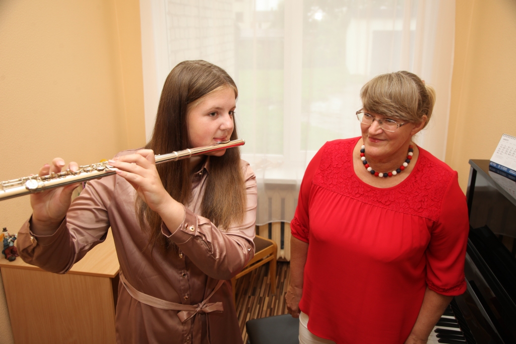 Kopā ar savu skolotāju Ingu Driķi (attēlā) gulbeniete Annija Iļjenko ieguvusi gan daudzas starptautiskas godalgas, gan īstenojusi vienu no saviem izvirzītajiem bērnības mērķiem – iestāties Rīgas Emīla Dārziņa mūzikas vidusskolā. Skolotāja Inga iedrošina – mūzikā nekad nebūs pilnība, tajā vienmēr būs vieta, kur augt un celties augstāk.
Autors: Gatis Bogdanovs