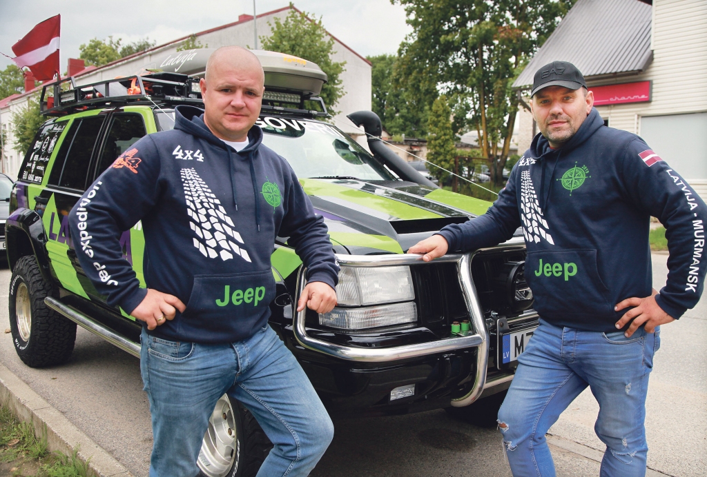 Jau kādu laiku Gulbenē var pamanīt apvidus auto ar plīvojošu Latvijas karogu uz jumta un uzlīmēm, kuras vēsta par ceļojumu uz Karpatu kalniem. Gulbenieši Ivo Gereišs (no kreisās) un Kaspars Ozers piekrita dalīties savos piedzīvojumos un pastāstīja, ka nesen kopā ar gulbenieti Rihardu Runču, fotogrāfu Jāni Girgensonu no Rīgas un balvenieti Elvisu Rozīti, nobraucot 3400 kilometrus, bez dažām minūtēm septiņas dienas pavadīja Karpatu kalnos.
Autors: Gatis Bogdanovs