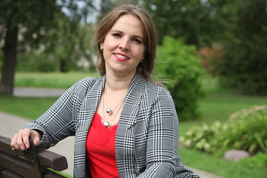 Izturējusi konkursu. Guntrai Ronei Gulbenes novada domes 26.augusta sēde radīja daudz lielāku stresu nekā divās kārtās noritējušais konkurss uz Stāmerienas pagasta pārvaldes vadītājas amatu. Viņa godam visu ir izturējusi un “Dzirkstelei” saka – guvusi ierosmi turpināt mācīties un iegūt vēl kādu diplomu, jo zināšanas rada spēku un inteliģenci. 
Autors: Gatis Bogdanovs