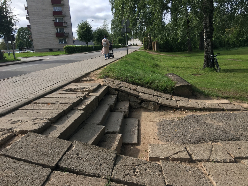 Sētniece regulāri piestutē ar smiltīm. Redzot “Dzirksteles” pārstāvi fotografējam “vēsturiskās kāpnes” blakus Gulbenes sporta skolai, piesteidzas sētniece un apstiprina – šis ir padomju laiku “piemineklis”. Tiek saglabāts autentisks. Pagaidām pašvaldība nav solījusi rekonstrukciju. Lai kāpnes neizjuktu, sētniece regulāri zem pakāpieniem piedzen smiltis, bet ziemā visu laiku uzmana, kaisa ar smiltīm, lai kāds gājējs nepaslīdētu. 
Autors: Diāna Odumiņa