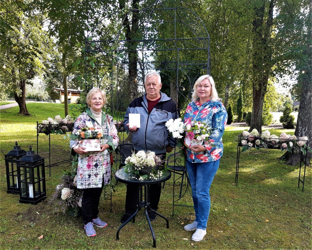 Latvijas Nacionālā Kultūras centra Atzinības rakstus saņēmuši trīs Lejasciema kultūras nama amatierkolektīvu vadītāji – Vija Nurža (no kreisās), Juris Ivanovs un Daiga Tipāne.
Autors: no “Dzirksteles” arhīva