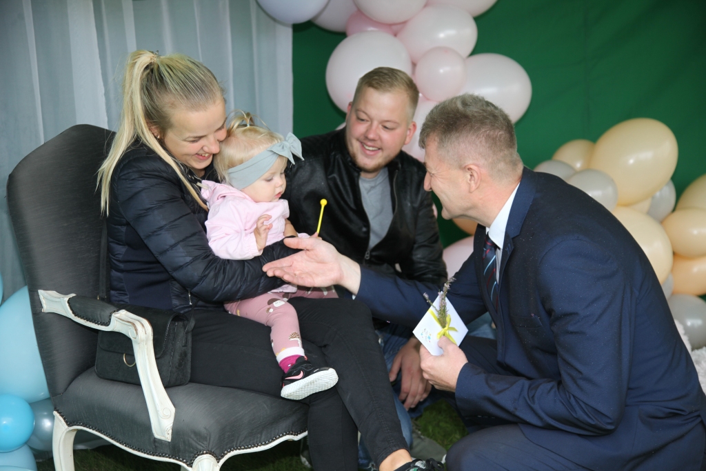 Terēza un Edgars uz tradicionālo Gulbenes jaundzimušo mazuļu godināšanas pasākumu “Mazo gulbīšu svētki” bija atveduši meitiņu Emiju. Ar mazulīti sasveicinās Gulbenes novada domes priekšsēdētājs Andis Caunītis. “Dzirkstelei” jaunie vecāki, atbildot, ko vēlētos Gulbenē, teica – lai līdz galam tiktu rekonstruēts Spārītes parks. Tā esot lieliska vieta pastaigām un atpūtai ģimenēm ar bērniem. 
Autors: Gatis Bogdanovs