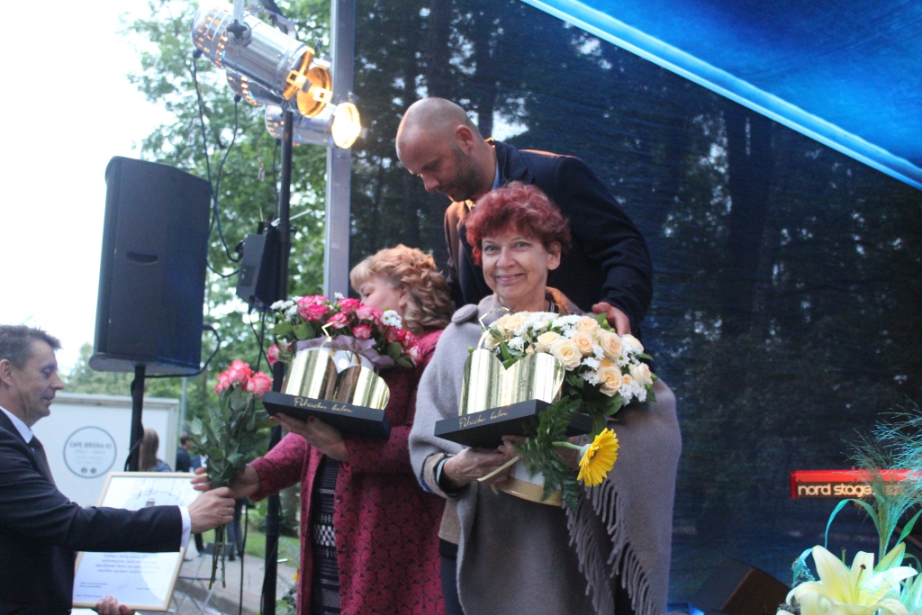 SIA “Balvu un Gulbenes slimnīcu apvienība” valdes priekšsēdētājs Marģers Zeitmanis sirsnīgi pateicās galvenajām medmāsām Brigitai Ķemerei (no labās) un Aijai Dillei. 
Autors: Jana Igaviņa