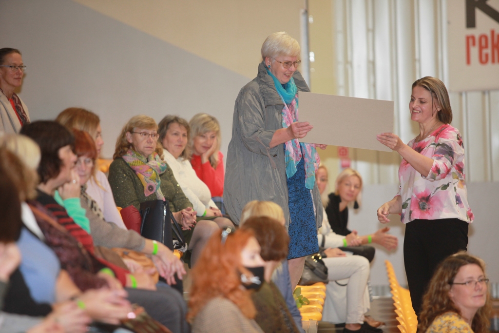 Visām izglītības iestādēm Gulbenes novada pašvaldība bija sarūpējusi dāvanu kartes, arī Lizuma vidusskolas kolektīvam. Dāvanu karti saņem skolas direktore Inese Dambe (no kreisās).
Autors: Gatis Bogdanovs