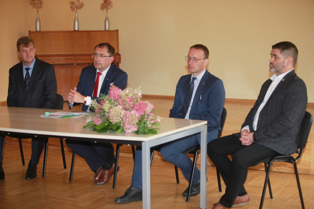 Ministrs ir jau iepazinis gulbeniešu uzstājību ceļu sakārtošanas jautājumos. Tālis Linkaits tikšanās laikā Gulbenē bieži atjokojās, atbildot uz vietējo deputātu uzstājību. Viņš skaidri lika saprast – visas vajadzības tiek vērtētas visas Latvijas kontekstā un naudas ir tikai tik, cik ir.
Autors: Gatis Bogdanovs