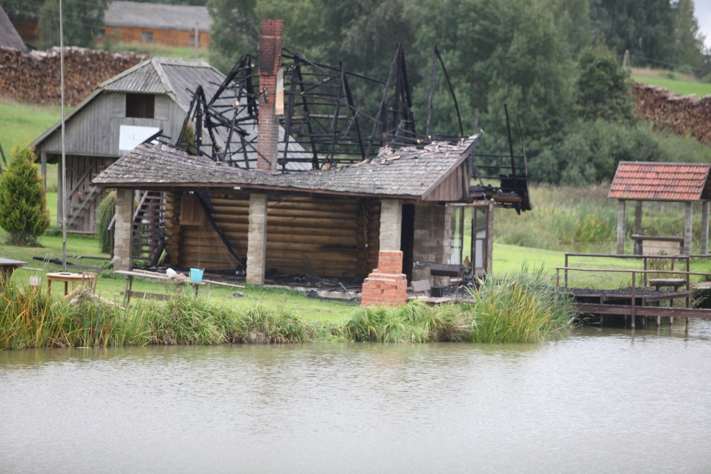 Sākumā pirts saimnieks Vilnis Ziediņš pats mēģināja glābt pirtiņu, bet tas nebija pa spēkam, tāpēc palīgā saukti arī ugunsdzēsēji.
Autors: Gatis Bogdanovs