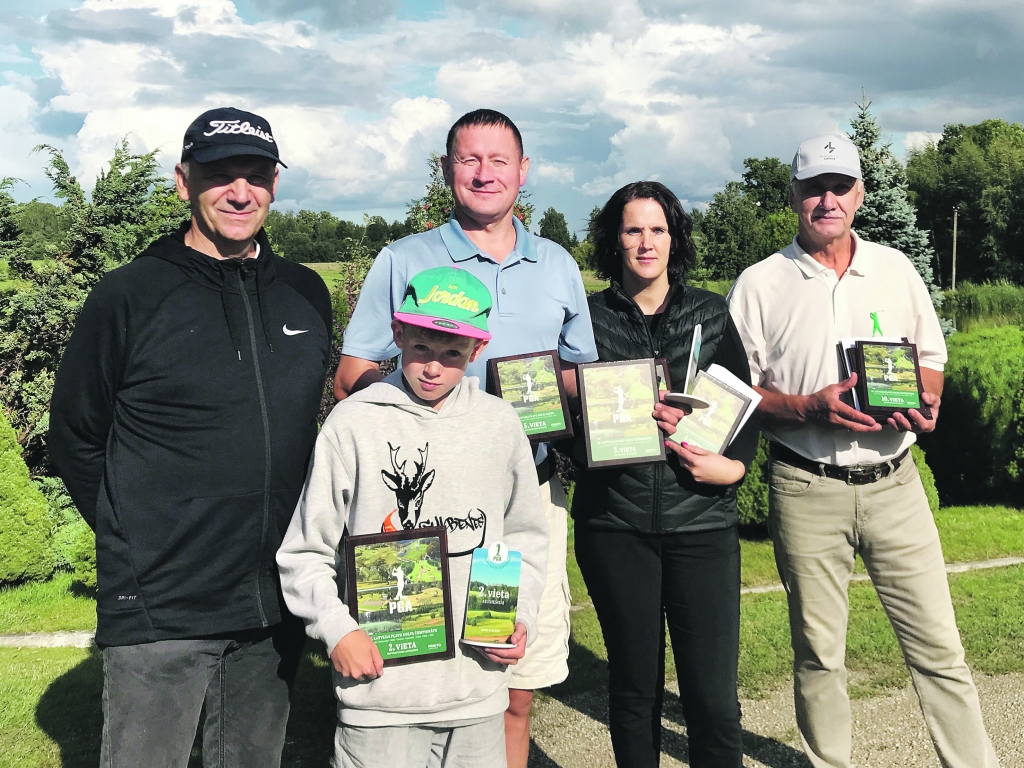 Noslēdzošajā posmā golfa laukumā “Odiņi” labus panākumus guva arī mūsu novada golferi: Markuss Rauza (pirmajā rindā), Jānis Dūte (otrajā rindā no kreisās), Gundars Rauza, Dace Pajate un Aldis Strads.
Autors: no privātā arhīva