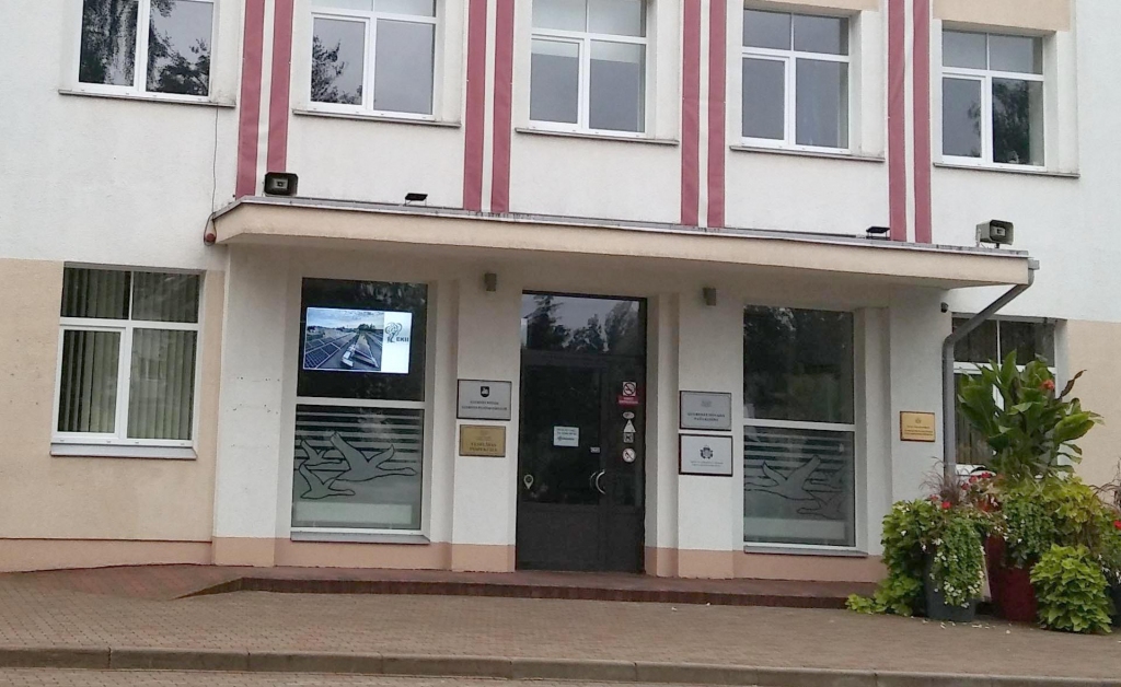 Projekta noslēgumā viedās apgaismojuma vadības sistēmas darbības rezultāti tiks demonstrēti publicitātes ekrānā pie Gulbenes novada pašvaldības administratīvās ēkas galvenās ieejas. Ekrānā šobrīd publiski ir apskatāmi un analizējami dati par to, cik efektīvi darbojas pašvaldības saules elektrostacija.
Autors: Pārsla Konrāde