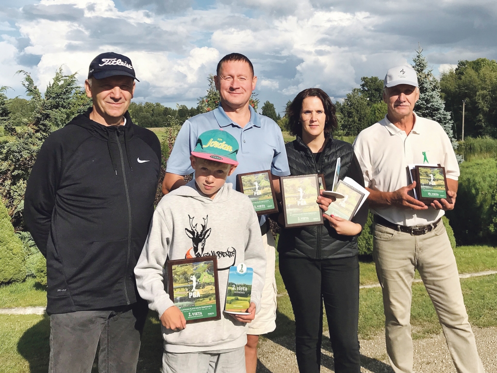 Noslēdzošajā posmā golfa laukumā “Odiņi” labus panākumus guva arī mūsu novada golferi: Markuss Rauza (pirmajā rindā), Jānis Dūte (otrajā rindā no kreisās), Gundars Rauza, Dace Pajate un Aldis Strads.
Autors: no personīgā arhīva