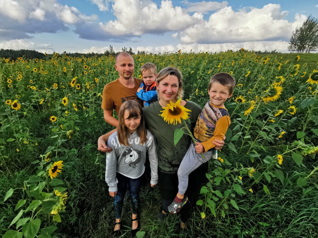 Mums prieks, ka cilvēki atbrauc un sagriež sev kādu klēpi skaisto saulespuķu – atvērta un viesmīlīga ir Oldermaņu ģimene. Elīna un Aldis no Cēsīm pārcēlušies uz Druvienas pagastu, lai saviem bērniem Luīzei, Jurģim un Jēkabam iedotu pašu labāko, kas ir atrodams pie dabas.
Autors: Viktorija Slavinska-Kostigova