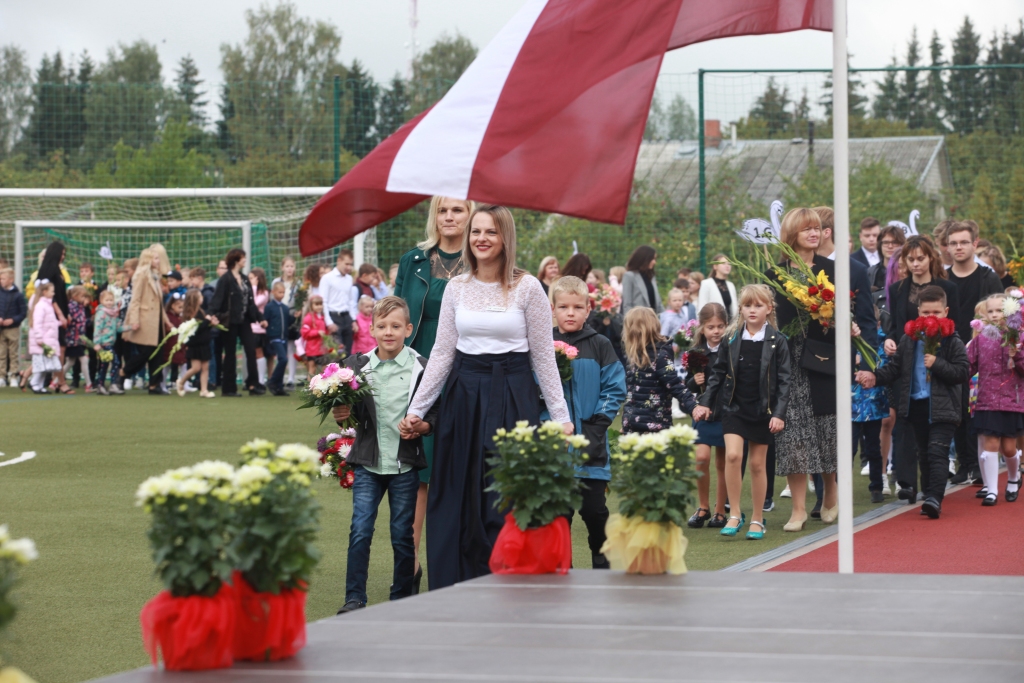 Uz svinīgo pasākumu skolas stadionā dodas Gulbenes novada vidusskolas direktore Linda Ūdre-Rizga kopā ar 1. un 12.klases skolēniem.
Autors: Gatis Bogdanovs