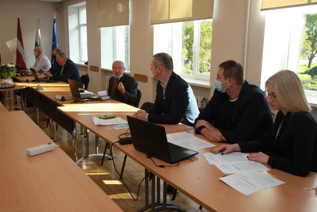 Gulbenes novada domes ārkārtas sēdē skaidrojumu par radušos situāciju sniedza vērtēšanas komisija (no labās). Visvairāk no deputātiem diskutēja un izteica savus priekšlikumus deputāts Aivars Circens (ceturtais no labās).
Autors: Gatis Bogdanovs