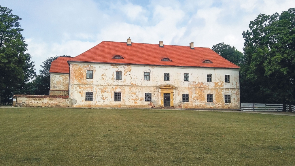 Nurmuižas kungu māja nav pilnībā atjaunota, taču saglabāta. Uz ēkas fasādes pie durvīm ap logu vēl redzams senais zīmējums. Iespējams arī ielūkoties istabās, kur arī uz sienām un griestiem redzami laika gaitā tapušie zīmējumi. 
Autors: Pārsla Konrāde