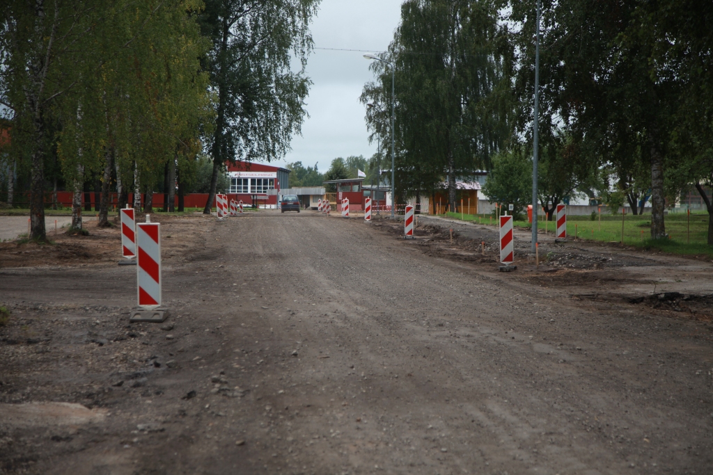 Pašvaldība turpina pasākumus uzņēmējdarbības veicināšanai. “Dzirkstele” pamanīja, ka šobrīd tie saistās ar ielu remontu Šķieneros. 
Autors: Gatis Bogdanovs
