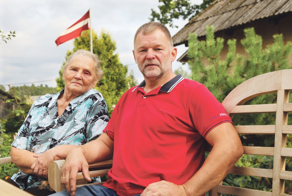 Lai cik būtu daudz un svarīgi veicami militārā dienesta uzdevumi, sabiedriskie pienākumi vai sacensības, Gunārs Babris, arī dzīvojot 28 gadus Rīgas pusē, gandrīz katru nedēļas nogali atbrauca uz mājām Lejasciemā. Kopš 1967.gada rudens, kad mājā ienākuši Gunāra vecāki, te viss ir mainījies līdz nepazīšanai. Gunāra 82 gadus vecā mamma Līga Babre ar lepnumu saka – visi lielākie nopelni par izdarīto ir Gunāram.
Autors: Gatis Bogdanovs