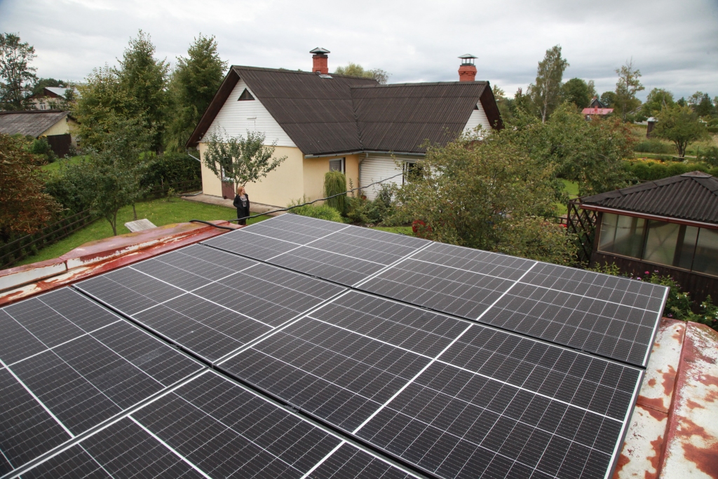 Uz gulbeniešu Silantjevu saimniecības ēkas jumta ir astoņi saules paneļi, kas spēj saražot pašpatēriņam nepieciešamo elektroenerģiju. 
Autors: Gatis Bogdanovs