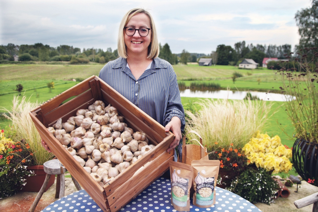 “Kad atgriezos no Anglijas, secināju, ka vienmēr esmu strādājusi algotu darbu, bet man gribējās pamēģināt kaut ko savu. Tagad lielākais prieks ir par to, ka esmu pierādījusi – ja gribu, tad arī varu. Lai gan ir bijis smagi, esmu to izdarījusi. Vajag tikai gribēt, tad var! Ja es to varu, tad arī kāds cits to var,” secina Linda.
Autors: Gatis Bogdanovs