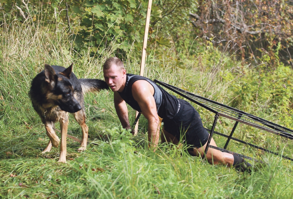 Gulbenietis Artūrs Kopeļevs ar vācu aitu suni Rufusu ir gatavi šādā pasākumā piedalīties atkal.
Autors: Gatis Bogdanovs