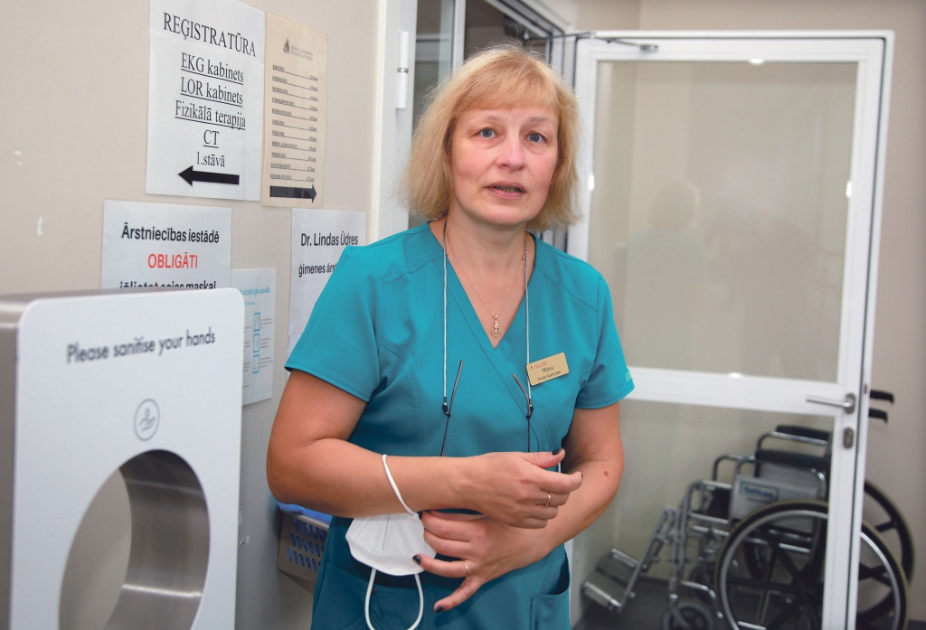 Medicīnas māsai Iveta Galvanei darbs Balvu slimnīcas Covid-19 nodaļā pagājušajā ziemā bija pirmās pamatīgās ugunskristības. “Bija liela neziņa, arī savā ziņā bailes. Sākumā - viss jauns, nezināms, telpas - svešas, slimnieki – baiļu pilnām acīm,” atceras Iveta.
Autors: Gatis Bogdanovs