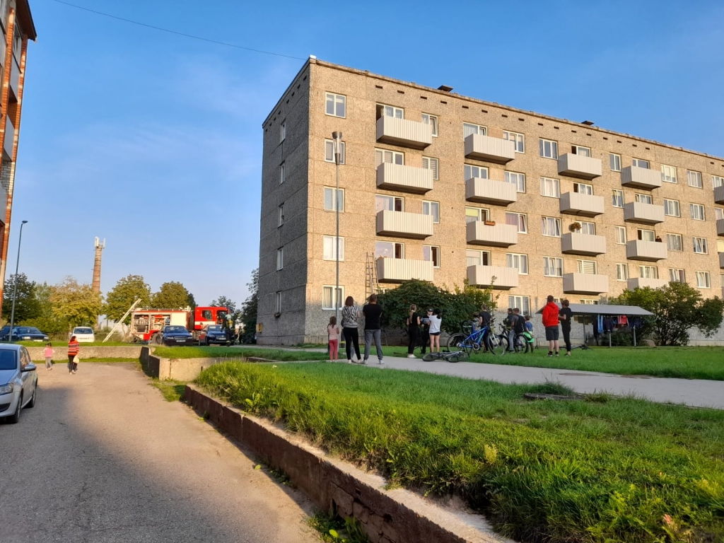 Ierodoties daudzdzīvokļu nama pagalmā operatīvajiem dienestiem, reaģēja arī māju iedzīvotāji, sekojot līdzi ugunsdzēsēju glābēju darbam. Lai tiktu dzīvoklī, ugunsdzēsēji glābēji izmantoja kāpnes un caur balkonu iekļuva iekšā. Daži iedzīvotāji sprieda, vai tik izsaukums nav saistīts ar gāzes noplūdi. Izrādījās, ka šoreiz piededzis ēdiens radījis dūmus. 
Autors: Inita Savicka