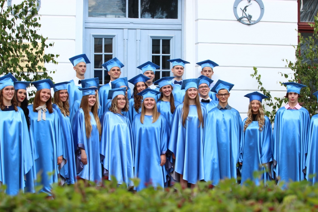 Angļu valodas skolotājai Aleksandrai Birkovai ir gandarījums par Gulbenes novada valsts ģimnāzijas 2019./2020.gada absolventu rezultātiem centralizētajā angļu valodas eksāmenā, kas ir novērtēts ar “Draudzīgā Aicinājuma” balvu.
Autors: no 