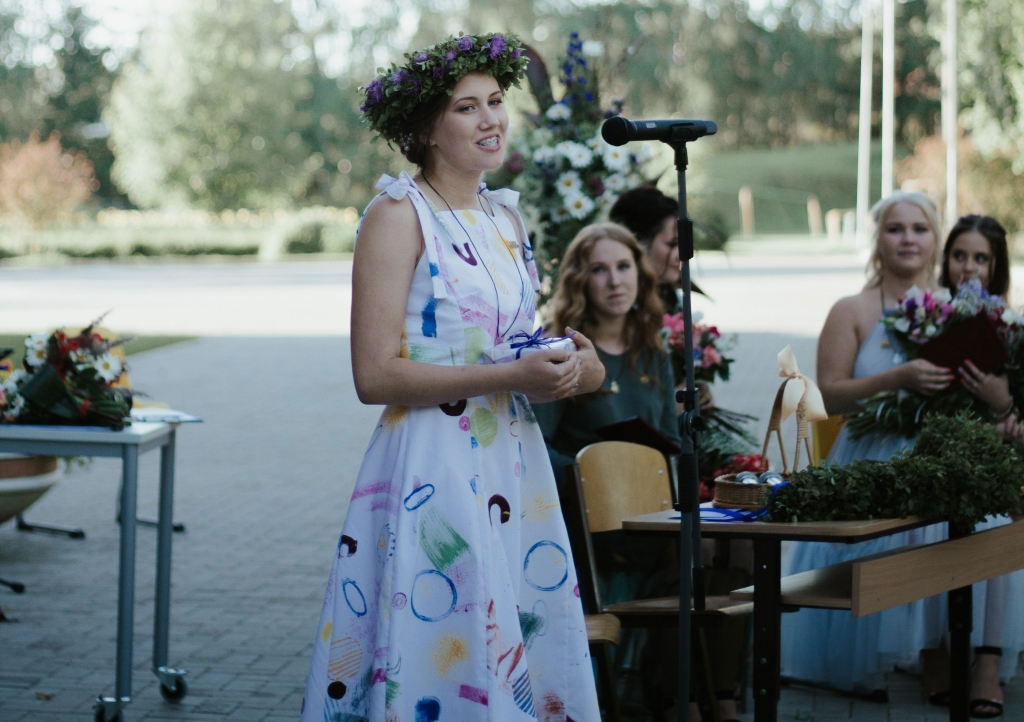 Bērnam ir jāatļauj būt radošam un ar savu skatu jau no bērnības. Līvai Ejubai tieši dotā radošā brīvība un pašas neatlaidība ir palīdzējusi nonākt šobrīd līdz studijām Mākslas akadēmijā. Līva kopā ar savu iedvesmas avotu mammu Evitu Zālīti radīja savu vidusskolas izlaiduma kleitu. Interesants ir bijis pats krāsošanas un apdrukāšanas process.
Autors: no personiskā arhīva