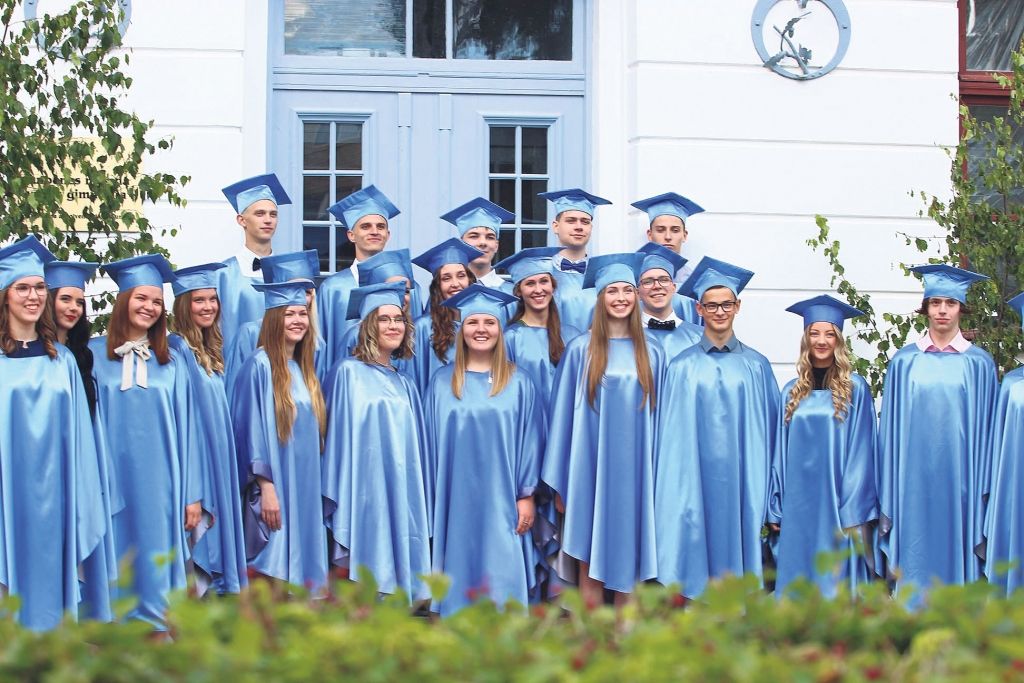 Angļu valodas skolotājai Aleksandrai Birkovai ir gandarījums par Gulbenes novada valsts ģimnāzijas 2019./2020.gada absolventu rezultātiem centralizētajā angļu valodas eksāmenā, kas ir novērtēts ar “Draudzīgā aicinājuma” balvu.
Autors: no personiskā arhīva