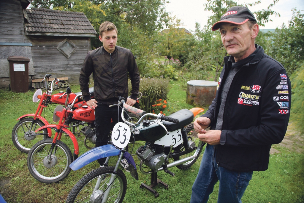 Ziemā būs jāpievēršas tehnikas sagatavošanai nākamajai sezonai. “Sezona ir nobraukta, un mopēdi ir jātaisa,” atzīst Varis (no labās) un Raitis Krastiņi.
Autors: Gatis Bogdanovs