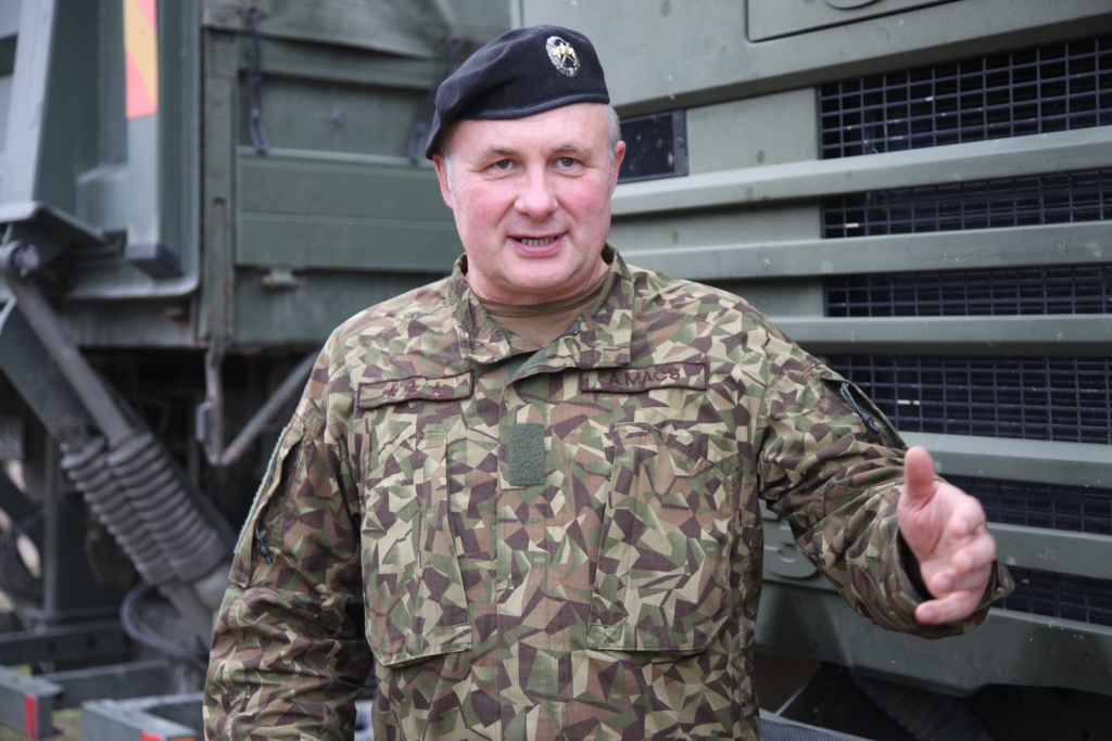 “Laikā, kamēr pārējā sabiedrība atpūšas vai steidz apdarīt dārza darbus, zemessargi trenējas aizsargāt savus novadus, ciemus un ģimeni,” tā pirms gada lielākajām militārajām mācībām saka Zemessardzes 25. kājnieku bataljona komandiera pienākumu izpildītājs kapteinis Arnolds Mačs. 
Autors: Gatis Bogdanovs