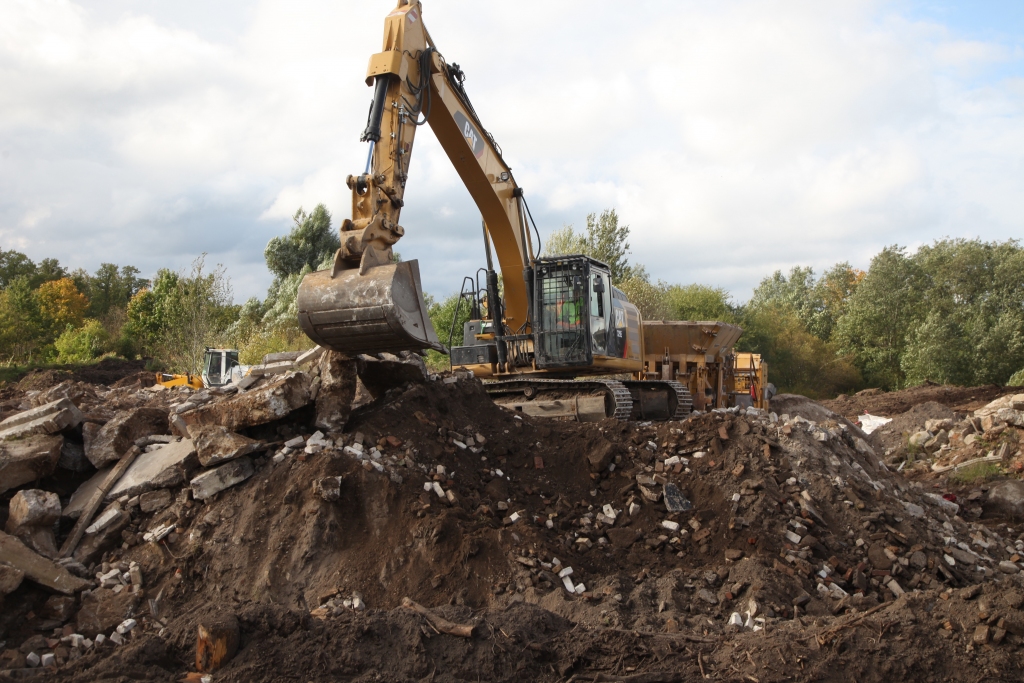 Teritoriju paredzēts atbrīvot no uzkrātajiem būvgružiem un sakārtot atbilstoši Valsts vides dienesta izdotajai B kategorijas atļaujai piesārņojošām darbībām.
Autors: Gatis Bogdanovs