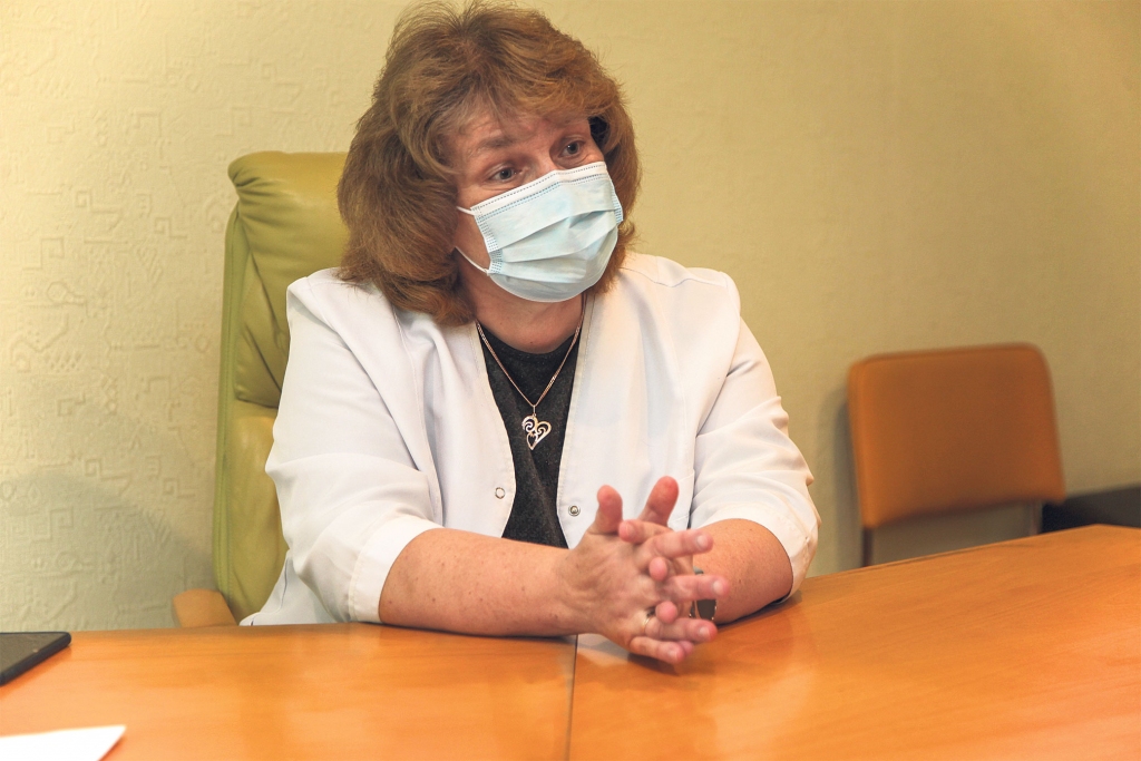 Ģimenes ārste Dace Jansone turpina strādāt ievērojot maksimālo piesardzību. “Arī tagad nevaram aizmirst par maskām un 15 minūšu kontaktu, jo daudzi vēl nav vakcinējušies. Ik palaikam kabinetā ienāk kāds Covid-19 pozitīvs pacients,” saka ārste.
Autors: Gatis Bogdanovs