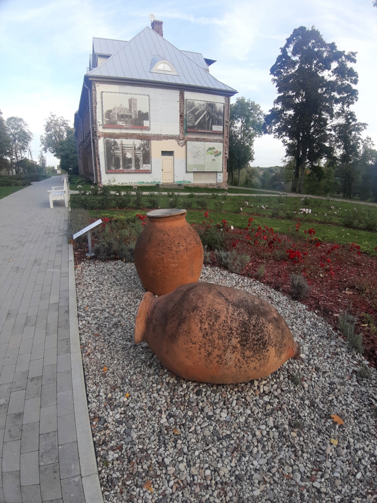 Vīna trauki jeb kvevri no Gruzijas slavenā vīna reģiona Kahetijas labi iederas šajā vietā, apliecinot izcilā novadnieka Jūlija Straumes saistību ar šīs valsts kultūru un tekstilmākslu.
Autors: Ginta Alberte