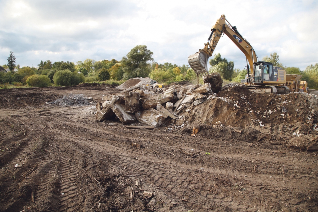 Teritoriju paredzēts atbrīvot no uzkrātajiem būvgružiem un sakārtot atbilstoši Valsts vides dienesta izdotajai B kategorijas atļaujai piesārņojošām darbībām.
Autors: Gatis Bogdanovs