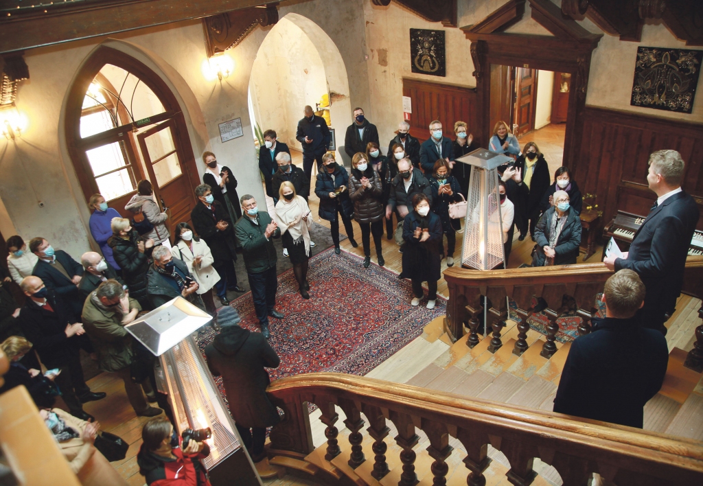 Ārvalstu vēstnieki iepazīst Gulbeni un Stāmerienu. Trešdien, 22.septembrī, ārvalstu vēstnieki devās ikgadējā reģionālajā braucienā. Šoreiz - uz Vidzemi, apmeklējot – Smilteni, Alūksni, kā arī dienas noslēgumā - Stāmerienu un Gulbeni. Stāmerienas pilī ārvalstu vēstniekus sagaidīja un uzrunāja Gulbenes novada domes priekšsēdētājs Andis Caunītis. Vēstnieki pateicās par uzņemšanu un iespēju iepazīt Gulbenes novadu. Dienas noslēgumu viņi varēja baudīt romantiskā gaisotnē, dodoties ekskursijā pa Stāmerienas pili. “Igaunijas vēstnieks interesējās, cik ātri varētu veikties ar pils iekšdarbiem. Tie noteikti varētu būt divi gadi. Projektēšana, iepirkumi. Viņš teica, ka ar prieku atbrauks atkal, kad sāksies remontdarbi, jo tas ļoti interesē,” “Dzirkstelei” saka A.Caunītis.