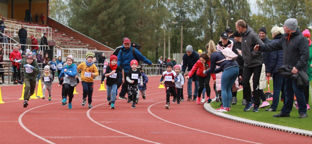 Vissirsnīgākais mirklis. Tradicionālajos “Gulbenes apļos” vienmēr un arī šoreiz, kad šīs sacensības notika 26.septembrī, sajūsmu raisīja 400 metru skrējiens (viens lielā stadiona aplis) bērniem, kuri sasnieguši 7 gadu vecumu un jaunākiem. 2016.gadā dzimušais Kārlis Griķis (ar 418 numuru) noskrēja šo distanci un tajā pašā dienā vēlāk gribēja skriet vēl arī 3 kilometrus. “Viņa tētis Aivars bija pieteicies pats startēt sacensībās, bet to nedarīja. Skrēja 3 kilometrus blakus dēlam,” “Dzirkstelei” stāsta novada pašvaldības Sporta pārvaldes vadītāja vietniece nozares jautājumos Dace Anča. Daudzi vecāki mazos skrējējus gan uzmundrināja, gan skrēja līdzi, gan ievilka finišā.
Autors: Gatis Bogdanovs