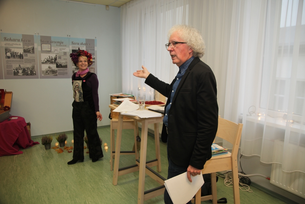 Satiekas dzejā kā vienaudži. Somiete Heli Lāksonena iemīlējusi Aleksandra Čaka dzeju, tulkojusi to  savā dzimtajā valodā, kā arī sacerējusi atbildes latvietim. Tā radies dialogs dzejā. Zīmīgi – latviešu valodā (atdzejojis Guntars Godiņš) grāmata klajā nākusi brīdī, kad Heli bija 48 gadi. Tikpat vecs bija A.Čaks, kad pameta šo pasauli. Šodien, 28.septembrī, Heli svin jau savu 49. dzimšanas dienu. Dzīve turpinās.
Autors: Diāna Odumiņa