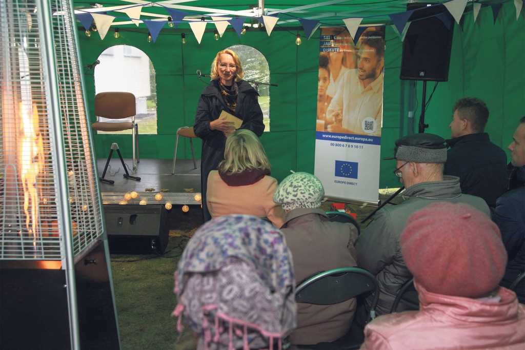 Par sarežģīto – saprotami. Tā strādā “Europe Direct” Gulbenē, citur Latvijā un visā Eiropas Savienībā. Eiropas Parlamenta deputāte Dace Melbārde atzinīgi vērtē tieši gulbeniešu darba formas.
Autors: Gatis Bogdanovs