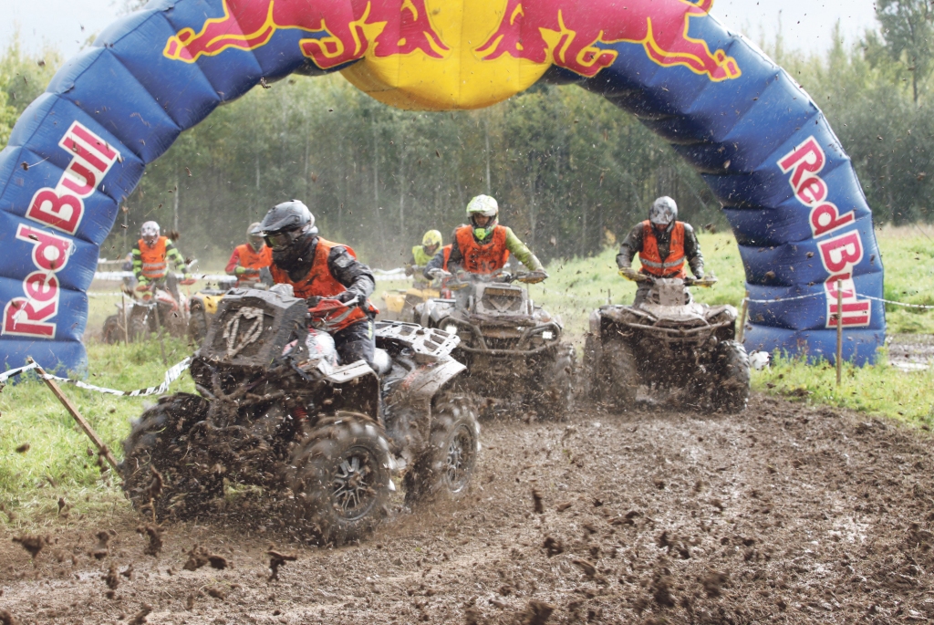 Tikai neilgi pēc starta sportistiem bija saskatāmi starta numuri un pat viņu tērpu un braucamrīku krāsa.
Autors: Gatis Bogdanovs