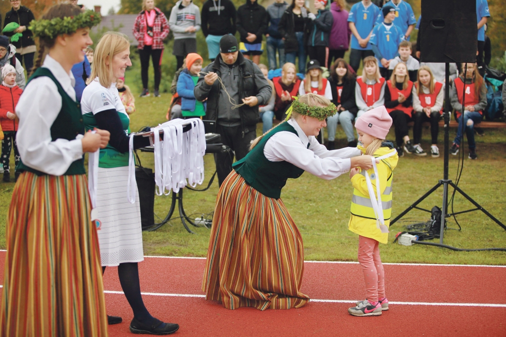 Šonedēļ notika Lejasciema stadiona svinīga atklāšana pēc veiktajiem pārbūves darbiem. Ar fiziskām aktivitātēm piesātinātajā pasākumā svinīgās uzrunas teica novada, vietējās pašvaldības un būvnieku pārstāvji. 0,81 hektāru plašais pašvaldības zemesgabals ir pārtapis par mūsdienu prasībām atbilstošu stadionu, kas paredzēts skolas sporta nodarbībām un iedzīvotāju fiziskajām aktivitātēm. Ir izveidots jauns skrejceļš ar gumijas segumu 300 metru garumā. Lejasciema pirmsskolas izglītības iestādes “Kamenīte” audzēkne Eila Grunte visātrāk no saviem vienaudžiem veica atklāšanas apli un saņēma pirmo medaļu jaunatklātajā stadionā. 
Autors: Gatis Bogadanovs