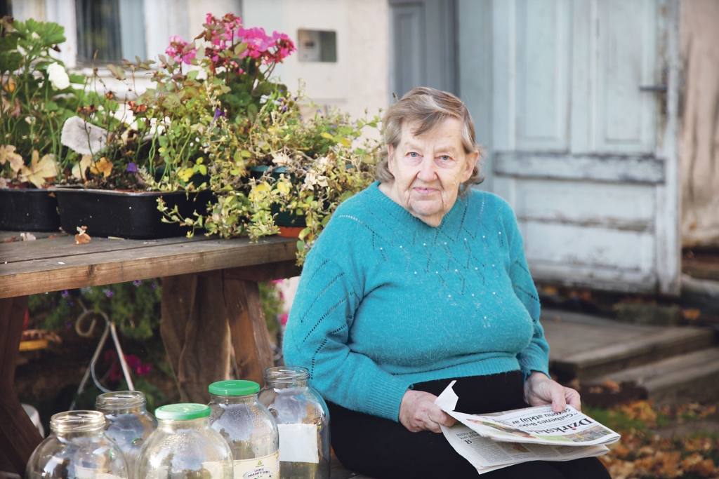 Ar 1.oktobri sākās preses izdevumu abonēšanas kampaņa 2022.gadam, un mūsu uzticīgie lasītāji jau noformējuši pirmos “Dzirksteles” abonementus nākamajam gadam. Diemžēl šoreiz laikraksta abonentus nevarēsim iepriecināt ar nākamā gada kalendāru, taču pateicībā par to, ka izvēlaties lasīt “Dzirksteli”, rīkosim abonentiem loteriju. Gulbeniete Dzintra Cīrule ir pirmā, kura abonēja laikrakstu “Dzirkstele” redakcijā visam 2022.gadam.
Autors: Inita Savicka