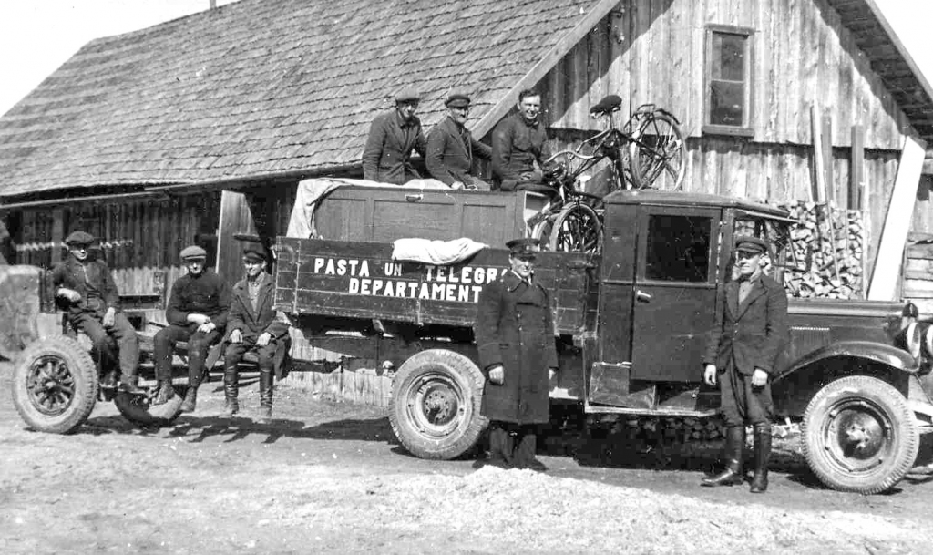 1930.gadi. Pasta un telegrāfa departamenta 8. telefona un telegrāfa rajona strādnieki ar remontautomobili.
Autors: no Gulbenes  novada vēstures un mākslas muzeja krājuma