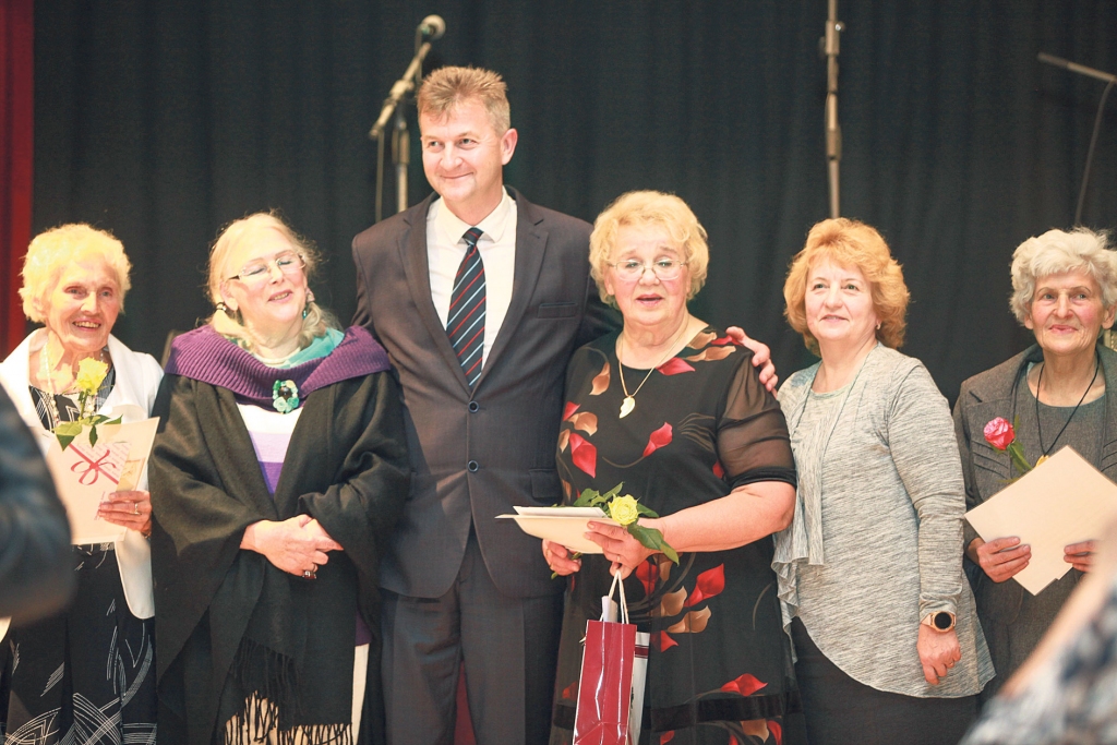 Starp cilvēkiem. Gulbenes novada domes priekšsēdētājs Andis Caunītis savas darbības pirmajās 100 dienās ir piedalījies daudzos pasākumos, arī biedrības “Atspulgs 5” jubilejas svinībās. Te viņš kopā ar biedrības pārstāvēm Viju Kokoreviču (no kreisās), Latvijas Pensionāru federācijas priekšsēdētājas vietnieci Dzintru Žildi, biedrības vadītāju Annu Vīganti, novada domes priekšsēdētāja vietnieci Gunu Šviku un biedrības pārstāvi Mirdzu Ciekurzni.
Autors: Gatis Bogdanovs