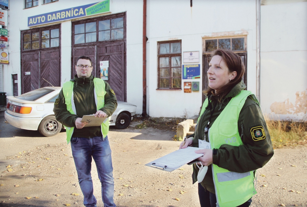 Vidzemes reģionālās vides pārvaldes Madonas sektora pārstāvji Ilze Luika un Jānis Zagorskis šoreiz tikai konsultēja un brīdināja.
Autors: Gatis Bogdanovs