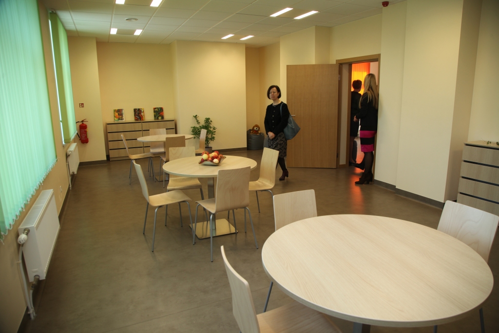 Telpu atpazīšana – pēc krāsām, nevis tikai pēc numerācijas. Dienas aprūpes centrā ir domāts par to, kā klientiem labāk pamanīt un iegaumēt telpu izvietojumu.
Autors: Gatis Bogdanovs